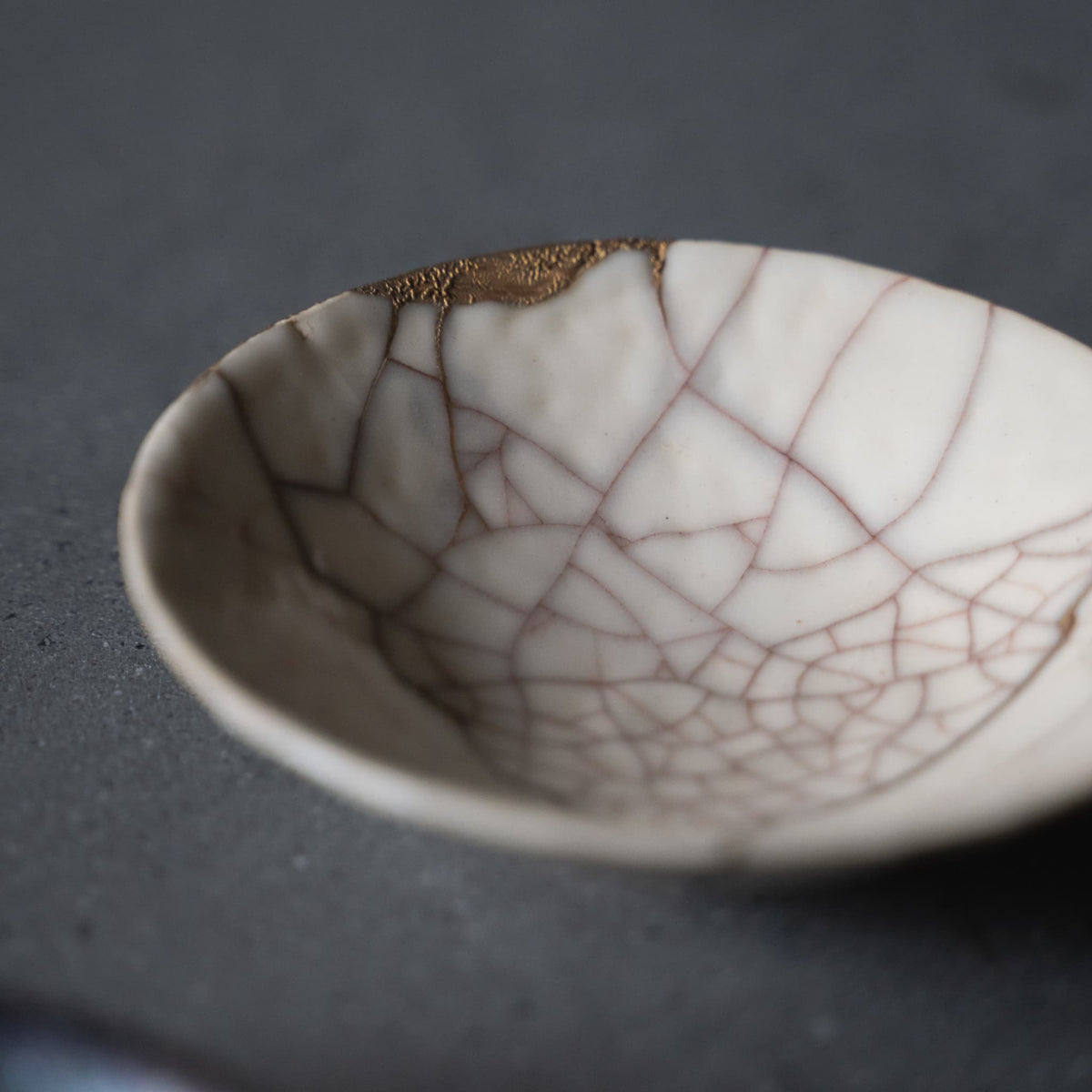 Vue de dessus du bol Kintsugi « Craquelure Vermillon »