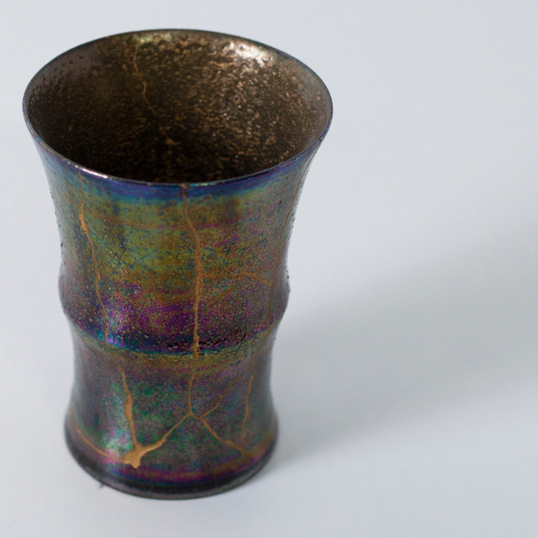 "Bovenaanzicht van Rainbow Luster kintsugi mok met iriserende glazuur | wabi sabi aardewerk design"