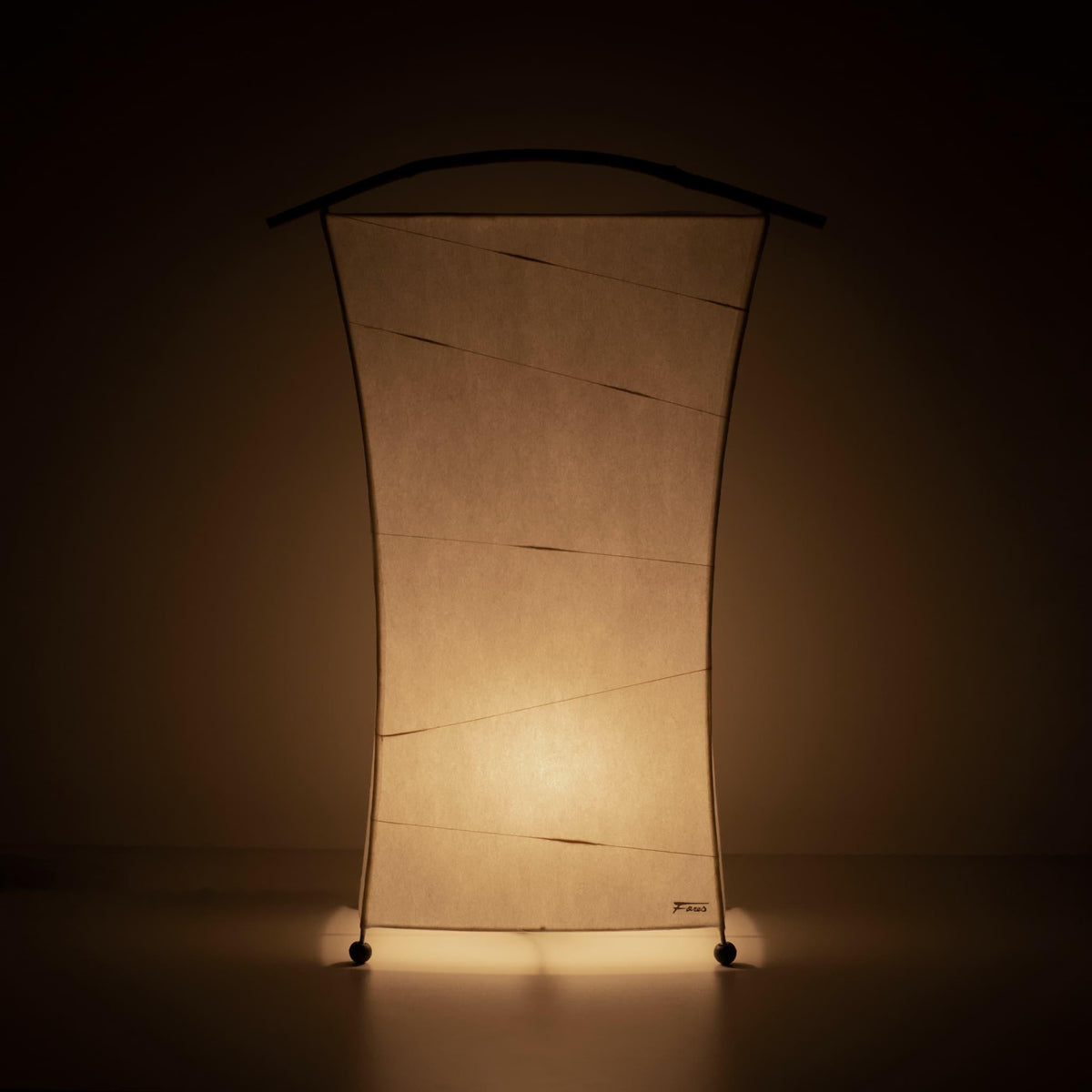 Een Japanse papieren vloerlamp, vervaardigd met Gifu-lantaarntechnieken en 1300 jaar oud Mino washi-papier.