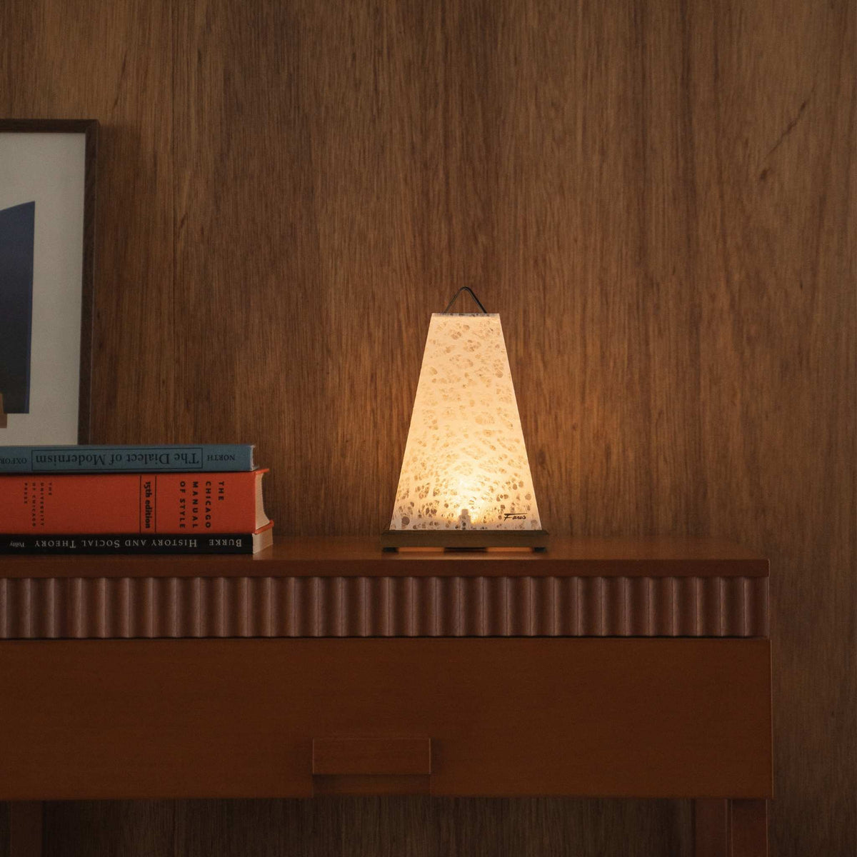 Lit Japanse papieren tafellamp "Mini Akari" Wit als zachte sfeerverlichting op een mid-century modern dressoir.