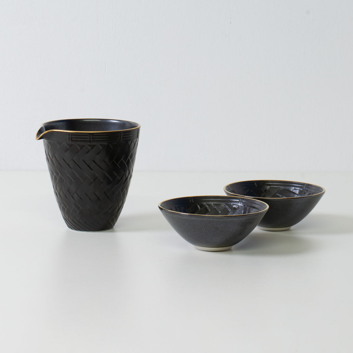 Sake-Set mit Korbgeflecht-Optik, schwarzes Porzellan – Traditionelles japanisches Wabi-Sabi-Sake-Set mit Karaffe und Bechern