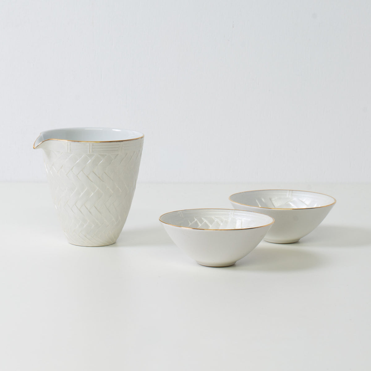Basket weave sake set, white porcelain - Traditional wabi-sabi sake carafe and two sake cups
