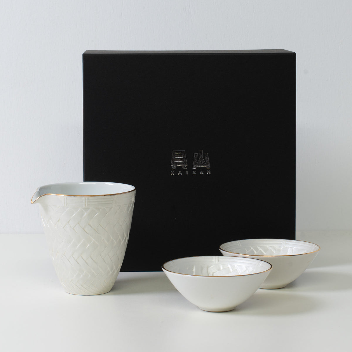 Basket weave sake set, white porcelain - Japanese sake carafe and sake cups with black gift box