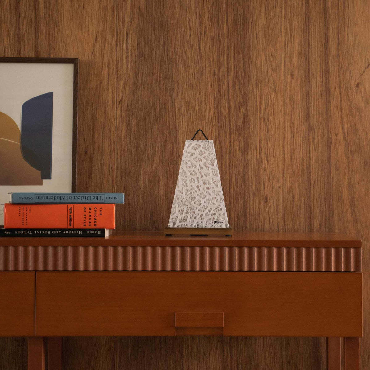 Onverlichte Japanse papieren tafellamp Mini Akari Wit gestyled op een mid-century modern houten console tafel met boeken.