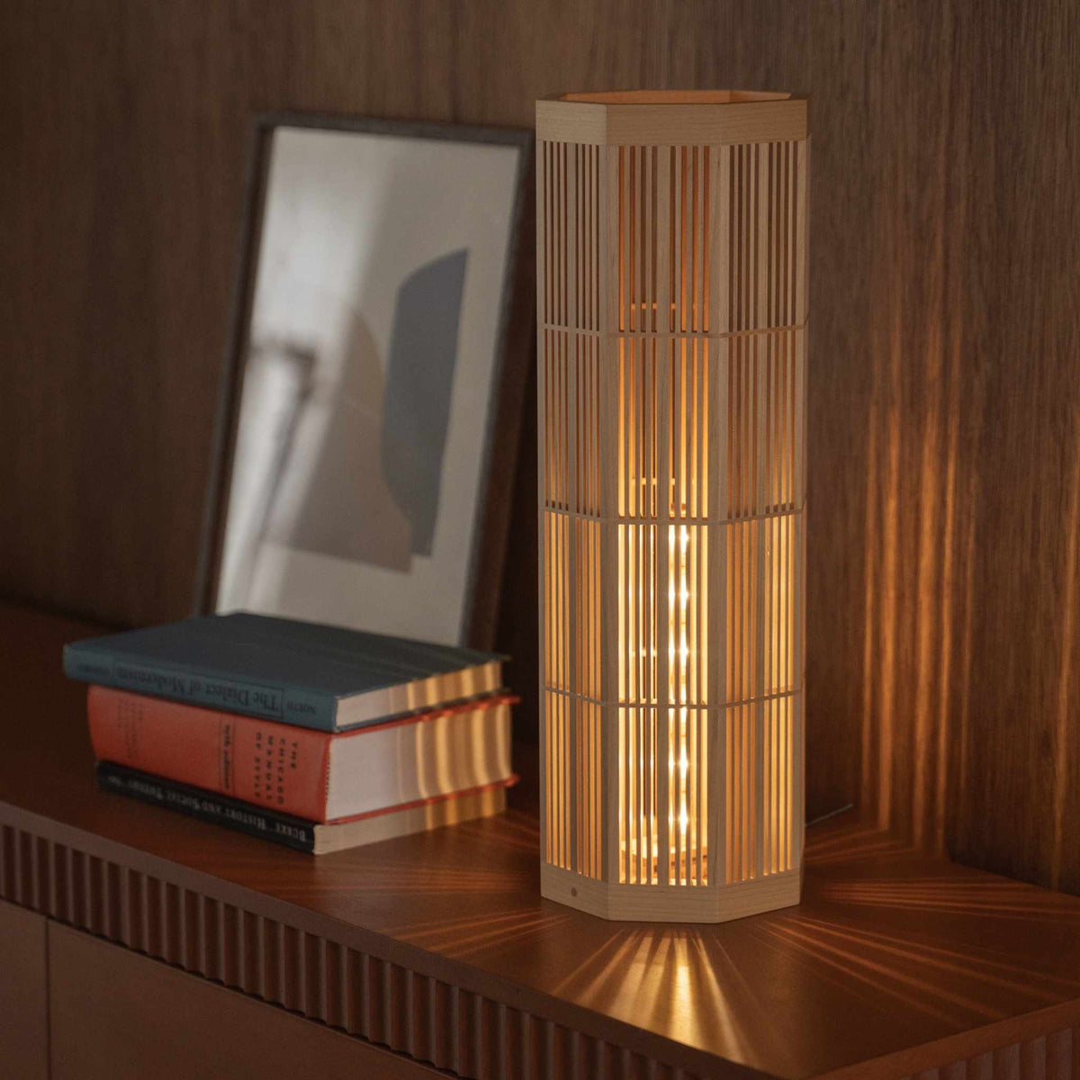 "Japanse houten vloerlamp \"SAN\" Groot die een mid-century modern dressoir verlicht als een prachtige sfeerverlichting."