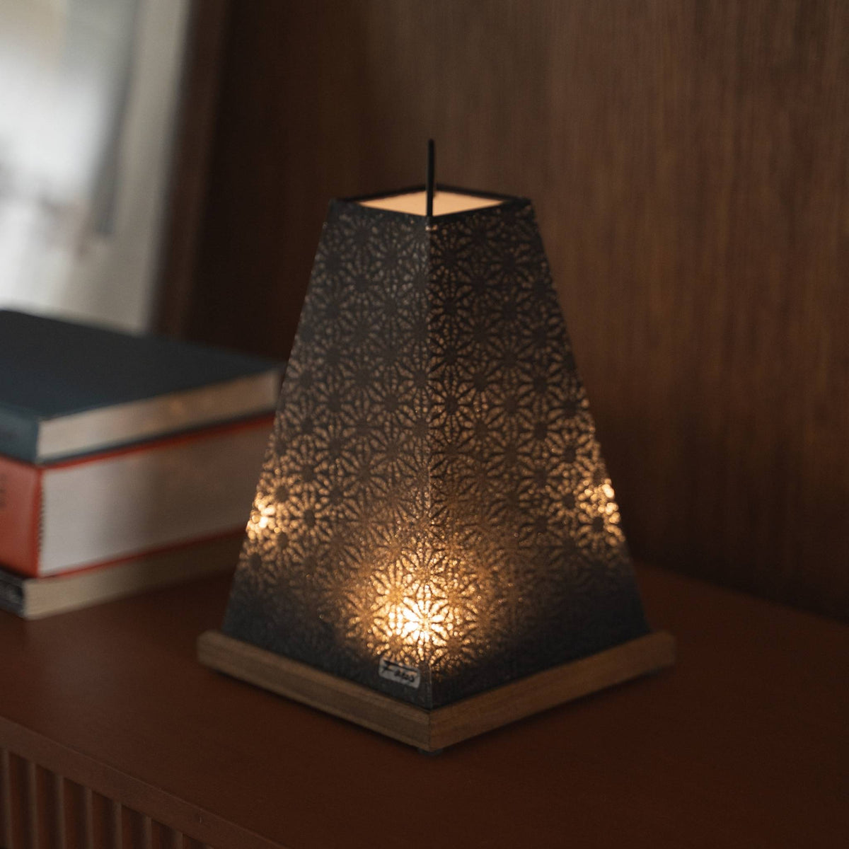"Gloeiende Japanse tafellamp \"Mini Akari\" Zwart die helend licht geeft door kantpapier als elegante accentlamp."