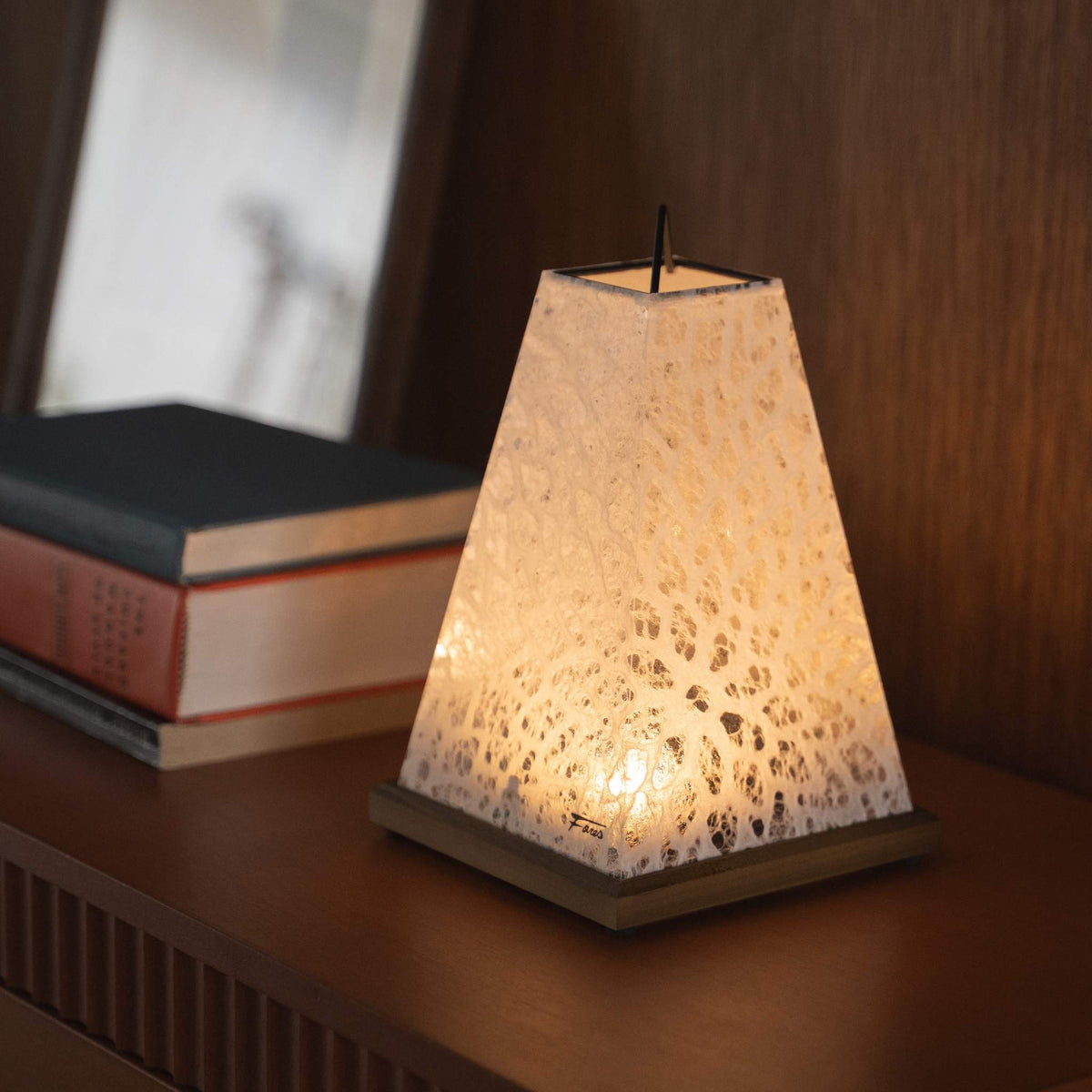 Glowlamp Japanse tafellamp "Mini Akari" Wit die helend licht geeft door middel van perkamentpapier als elegante accentlamp.