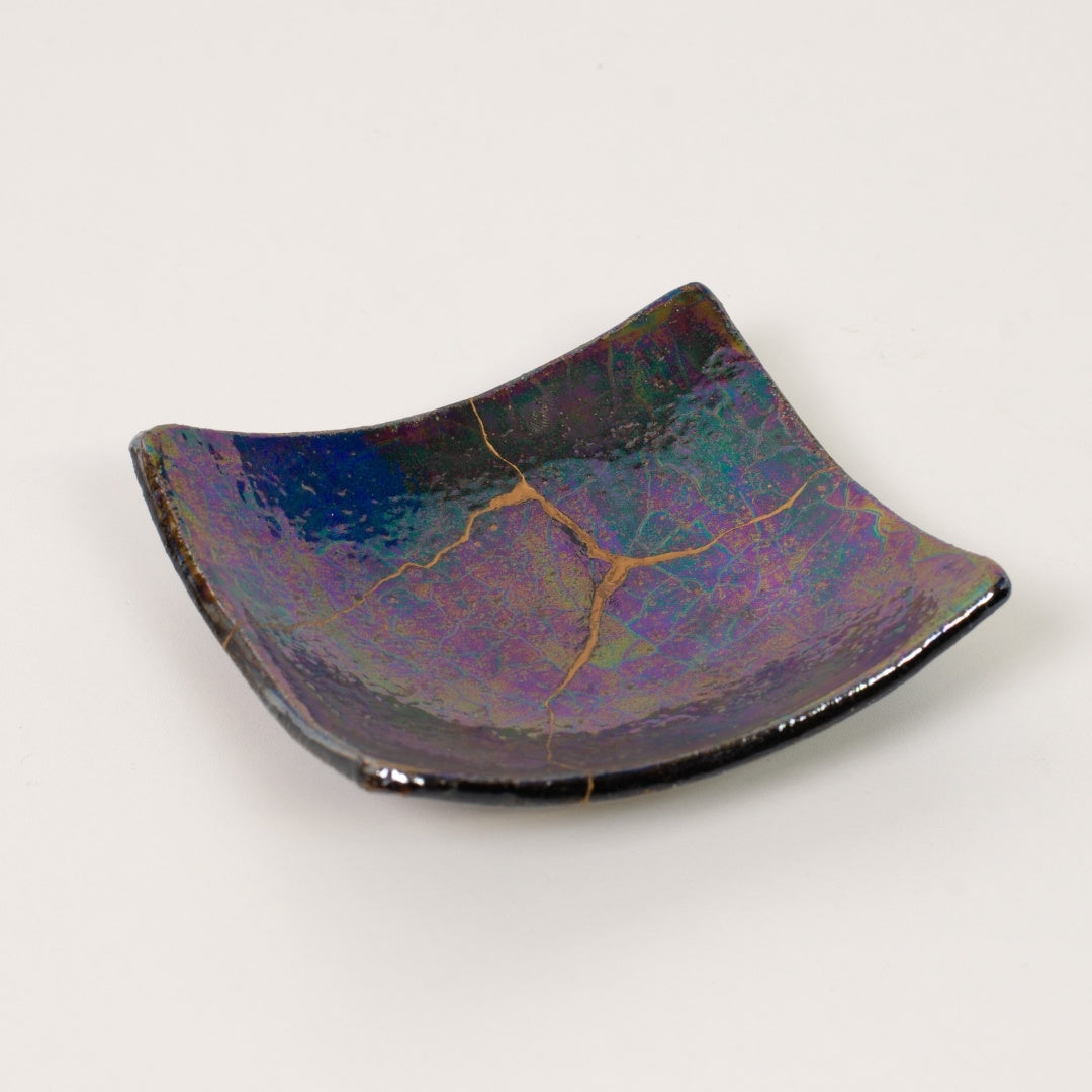 Handgeschilderd goud kintsugi kunst vierkant bord 02, uniek zen cadeau en Japans vakmanschap van Taku Nakano.
