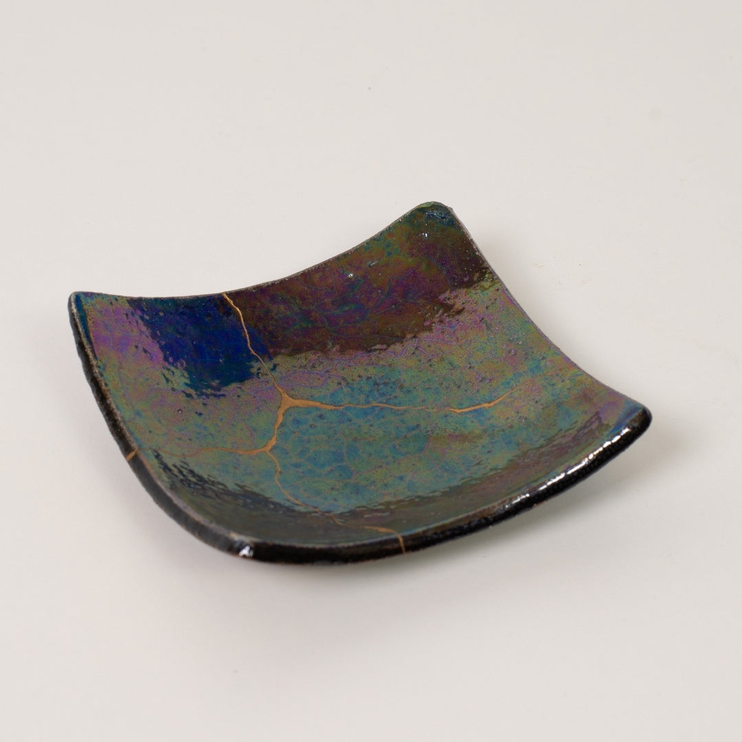 Zijaanzicht van kintsugi aardewerk schaal 03, handgemaakt wabi sabi aardewerk voor mindful leven en doordacht schenken.