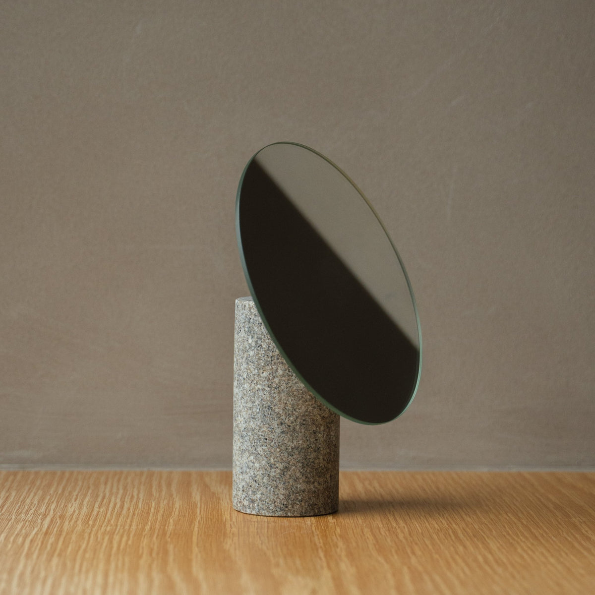 Japanischer Aji-Stein-Tischspiegel aus Naturstein, in Szene gesetzt in einem Interieur, Innenansicht.