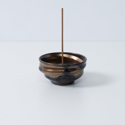 Zelfstandige Japanse wierookhouder "Zen" aardewerk schaal met een stok, met een goud- en zwartglazuur en een ambachtelijk zegel.