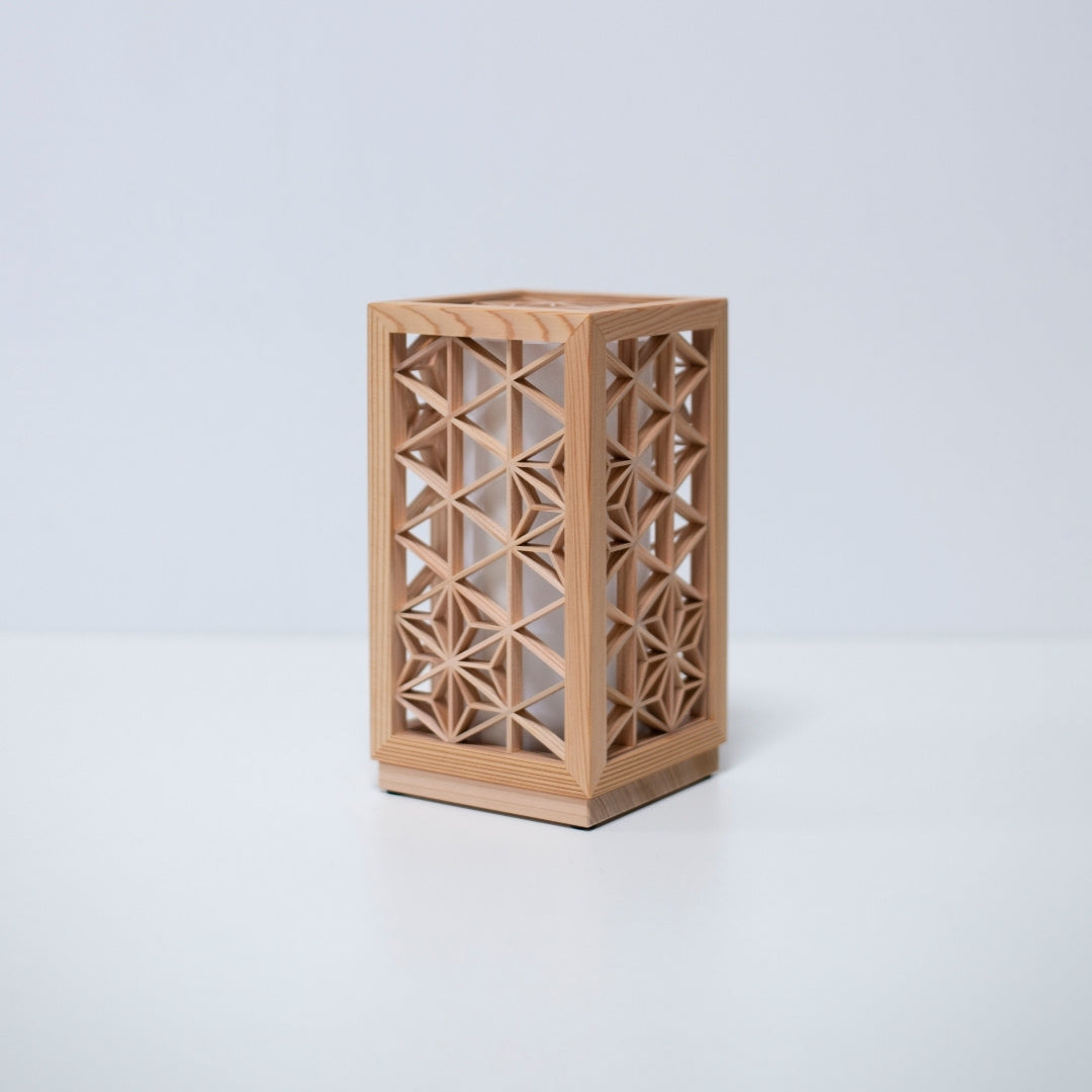 bordlampe, der bruger kumiko, en traditionel japansk teknik til at samle små træstykker for at skabe geometriske mønstre.