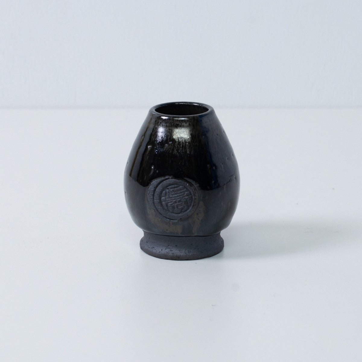 Japanischer Matcha-Schneebesenständer "Dignity Blue" aus Keramik, mit glänzender tiefblauer Glasur und Siegel.