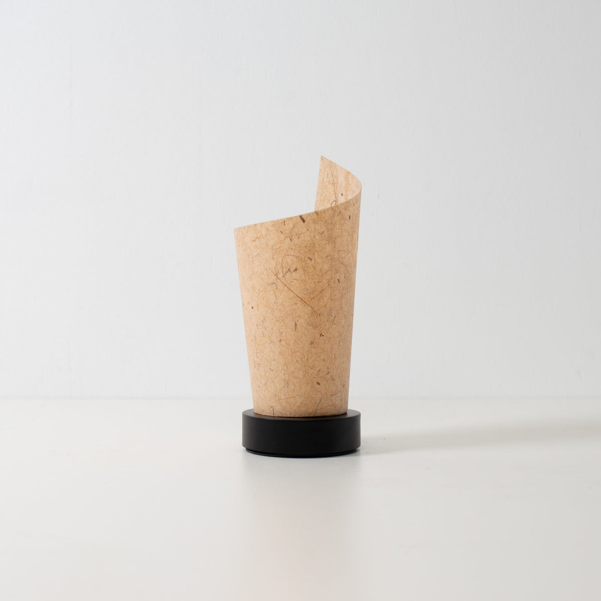 Japansk papirlampe "Maki" cedertræsbark, brun, Mino Washi-papir og træ - ubelyst accentlampe med et unikt rullet design.