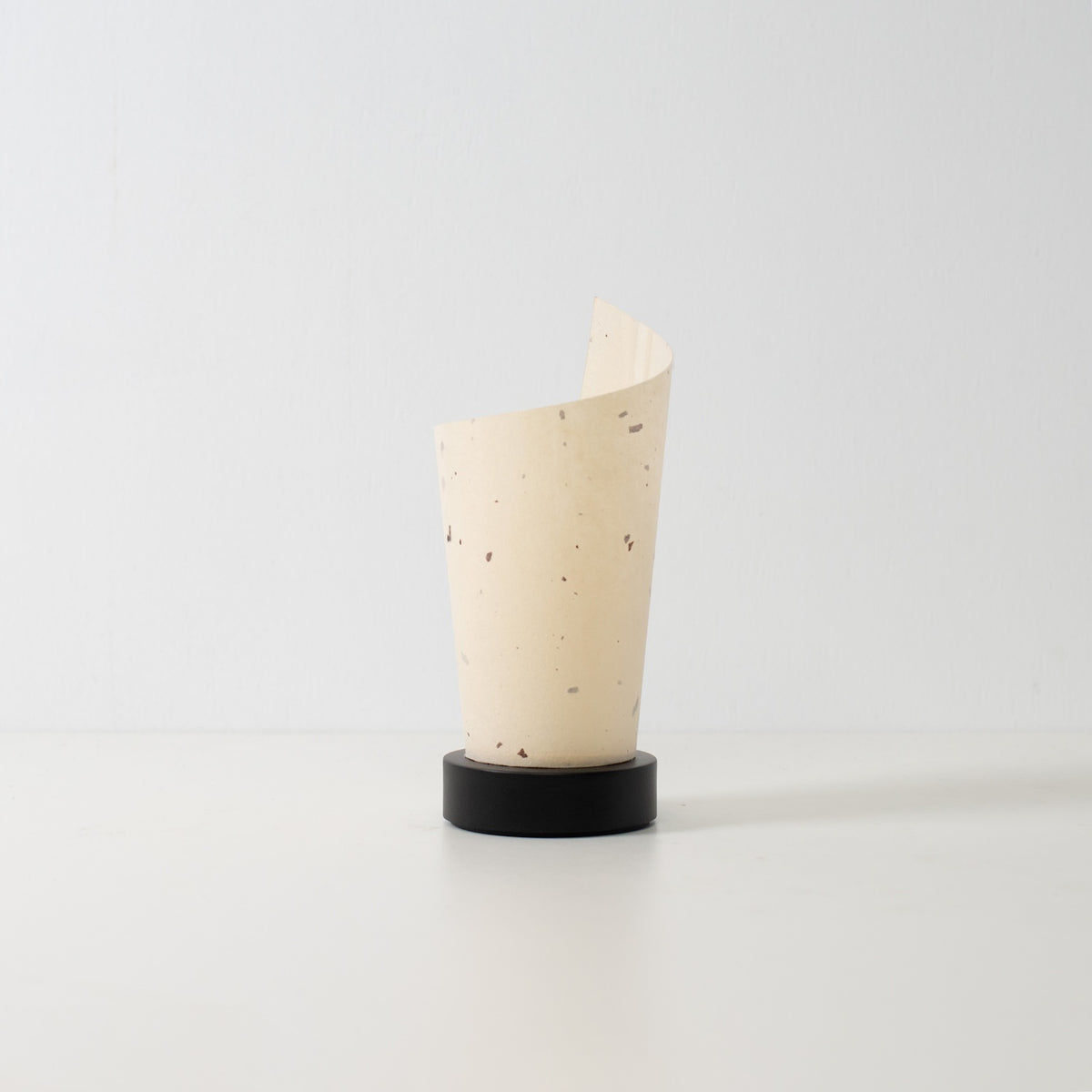 Japansk papirlampe "Maki", natur, Mino Washi-papir og træ - utændt accentlampe med et unikt rullet design.