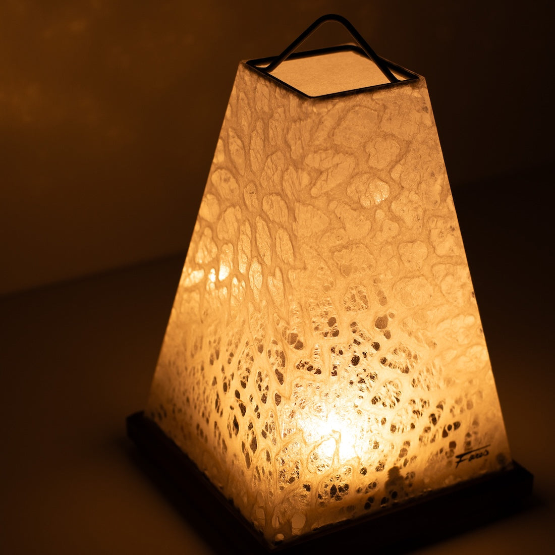 Japanse Papieren Tafellamp "Mini Akari", wit, Mino Washi papier - schuine weergave van verlichte papieren lamp in wabi sabi-stijl.