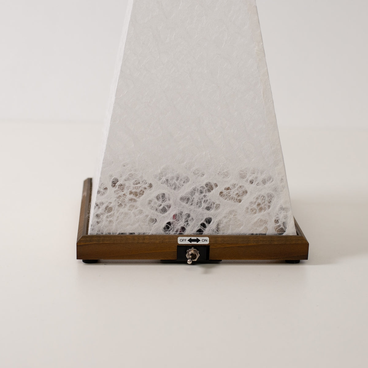 Japanse Papieren Tafellamp "Mini Akari", wit, hout - close-up van houten voet en tuimelschakelaar voor de draadloze lamp.