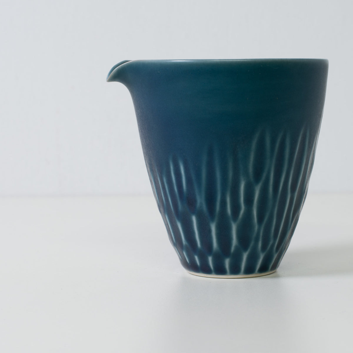 Matte Sake-Karaffe aus Lapislazuli, blau, Porzellan – Nahaufnahme einer japanischen Sake-Karaffe mit Fokus auf den geschnitzten Details