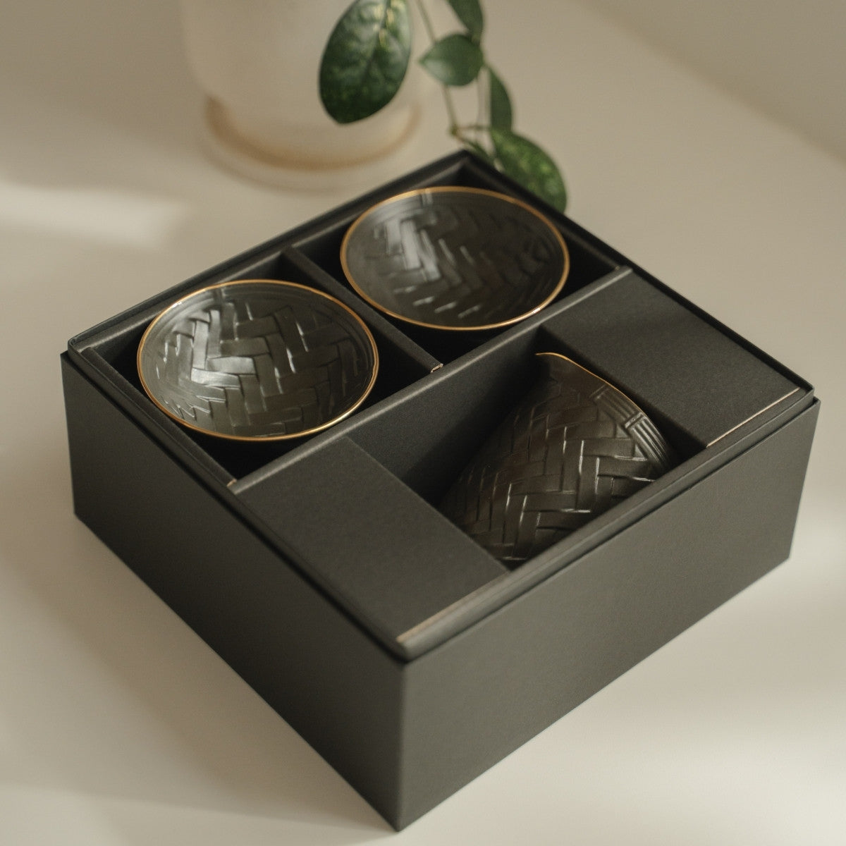 Schwarzes und goldenes Arita-Porzellan-Sake-Set aus Japan in dunkler Geschenkbox, bereit für Sake-Liebhaber zum Verschenken.
