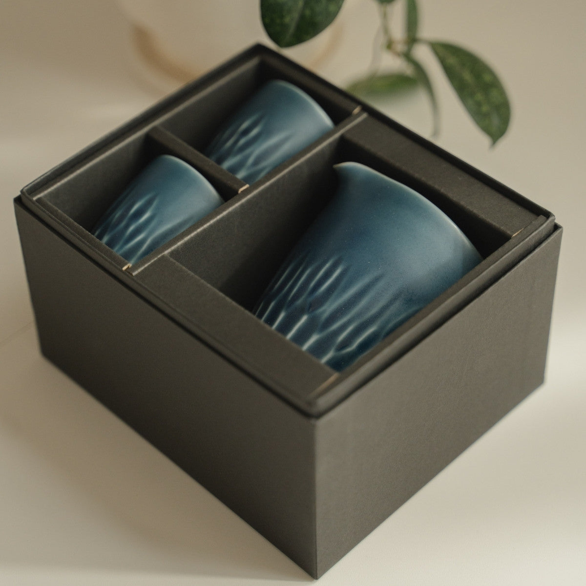 Matte Lapislazuli-blaue Arita-Porzellan-Sake-Set aus Japan in Geschenkbox, bereit für Sake-Liebhaber als Premium-Geschenk.