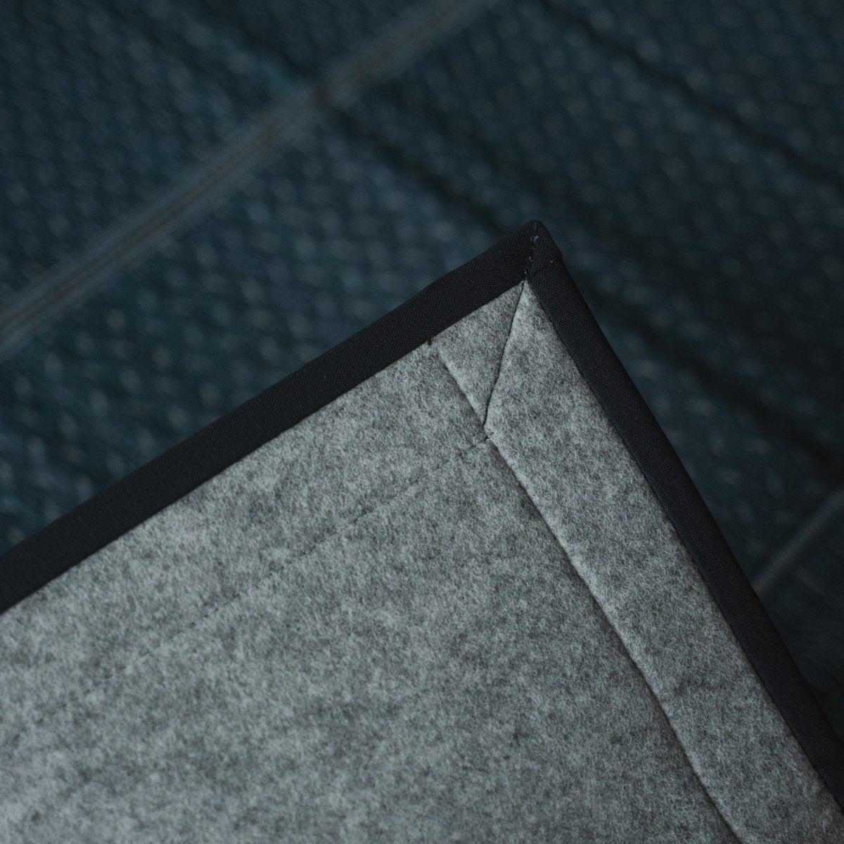 Japanse indigo marineblauwe rush tatami vloerkleed met zichtbare non-woven achterkant, biedt een vloerveilige basis voor moderne kamers.