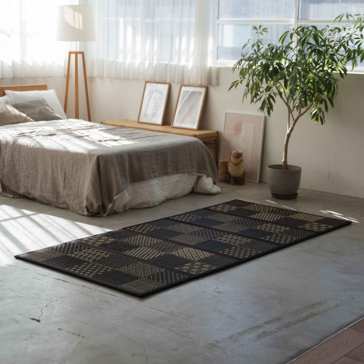 Fem-panel edokomon tatami-madras lagt på et soveværelsesgulv, der fungerer som en åndbar og foldbar base for en futon.
