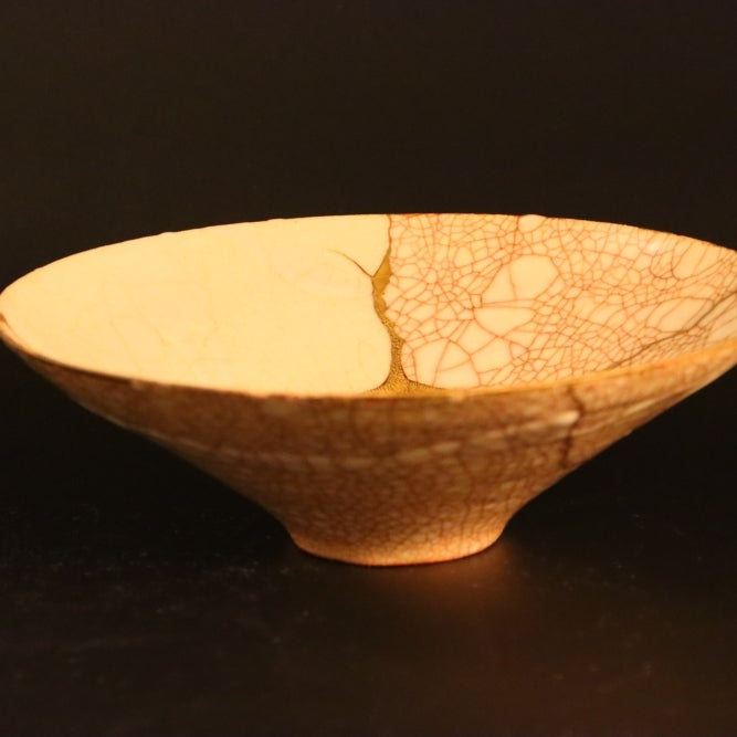 Front view of kintsugi-bowl-shushinjaku-02 in gold, white.