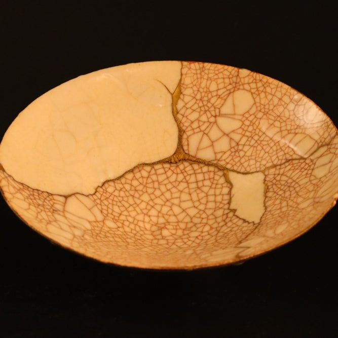Detail view of kintsugi-bowl-shushinjaku-02 in gold, white.
