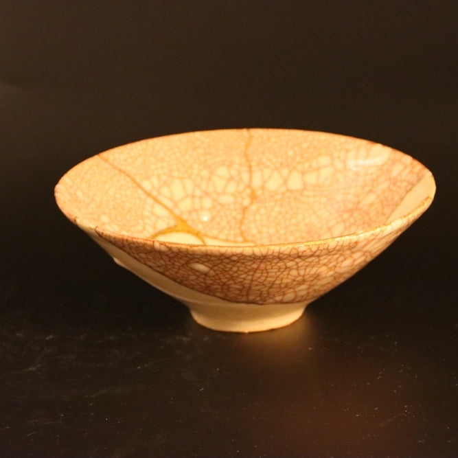 Front view of kintsugi-bowl-shushinjaku-04 in gold, white.