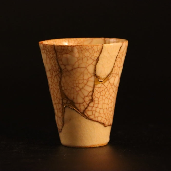 Kintsugi cup "Shushinjaku" 02 in gold, white, front view.