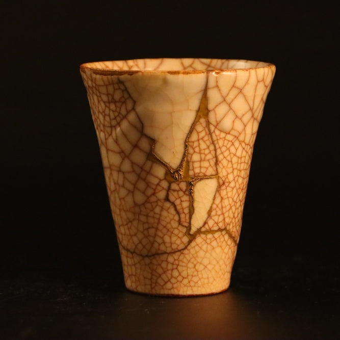 Kintsugi cup "Shushinjaku" 04 in gold, white, front view.
