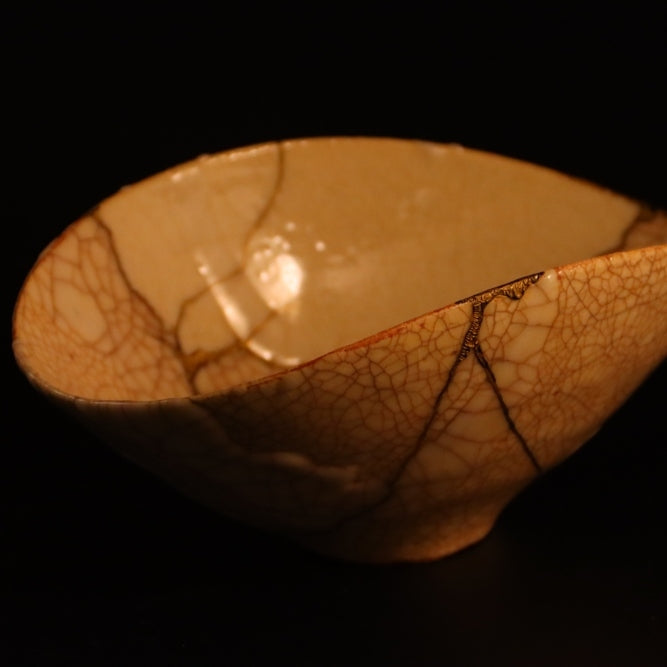 Kintsugi Oval Bowl "Shushinjaku" 01 in gold, white, detailed view.