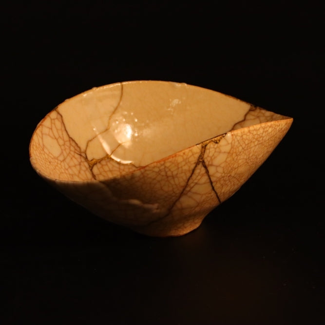 Kintsugi Oval Bowl "Shushinjaku" 01 in gold, white, front view.