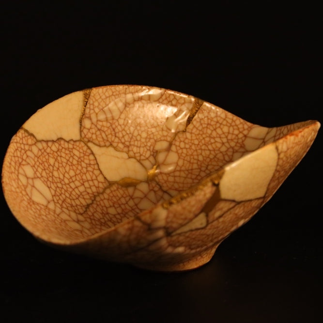 Kintsugi Oval Bowl "Shushinjaku" 02 in gold, white, front view.