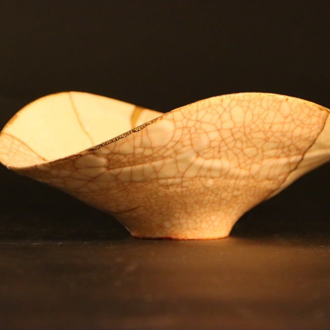 Kintsugi Oval Bowl "Shushinjaku" 03 in gold, white, front view.