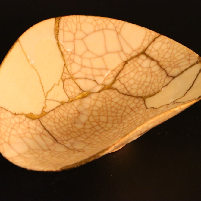 Kintsugi Oval Bowl "Shushinjaku" 03 in gold, white, top view.