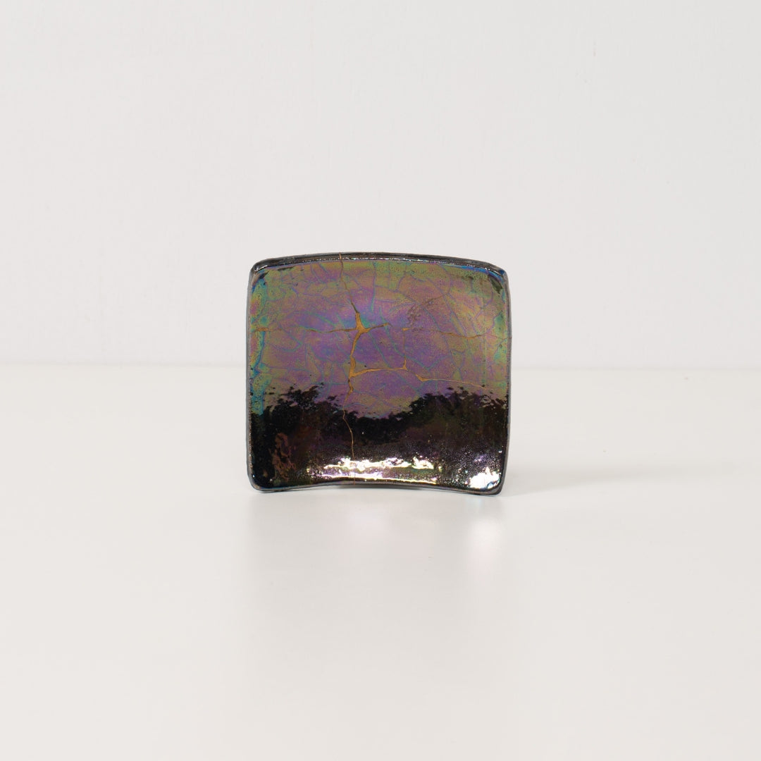 Kintsugi-aardewerk vierkante schaal Shikkoku-rai 01 van Taku Nakano, iriserende glans wabi sabi kunst met gouden reparatie.