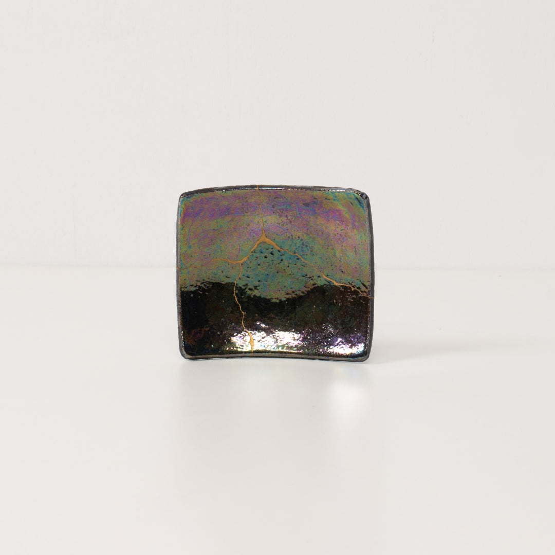 Kintsugi vierkant bord Shikkoku-rai 03, keramiek met een iriserende regenboogglans en een lijn van puur goud, wabi-sabi ontwerp.