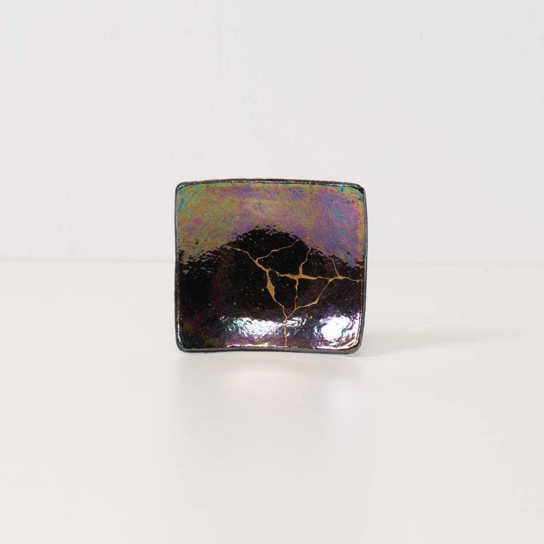 Shikkoku-rai iriserende glans kintsugi kunstbord 04, handgemaakt Japans aardewerk met gouden reparatielijnen en regenbooggloed.