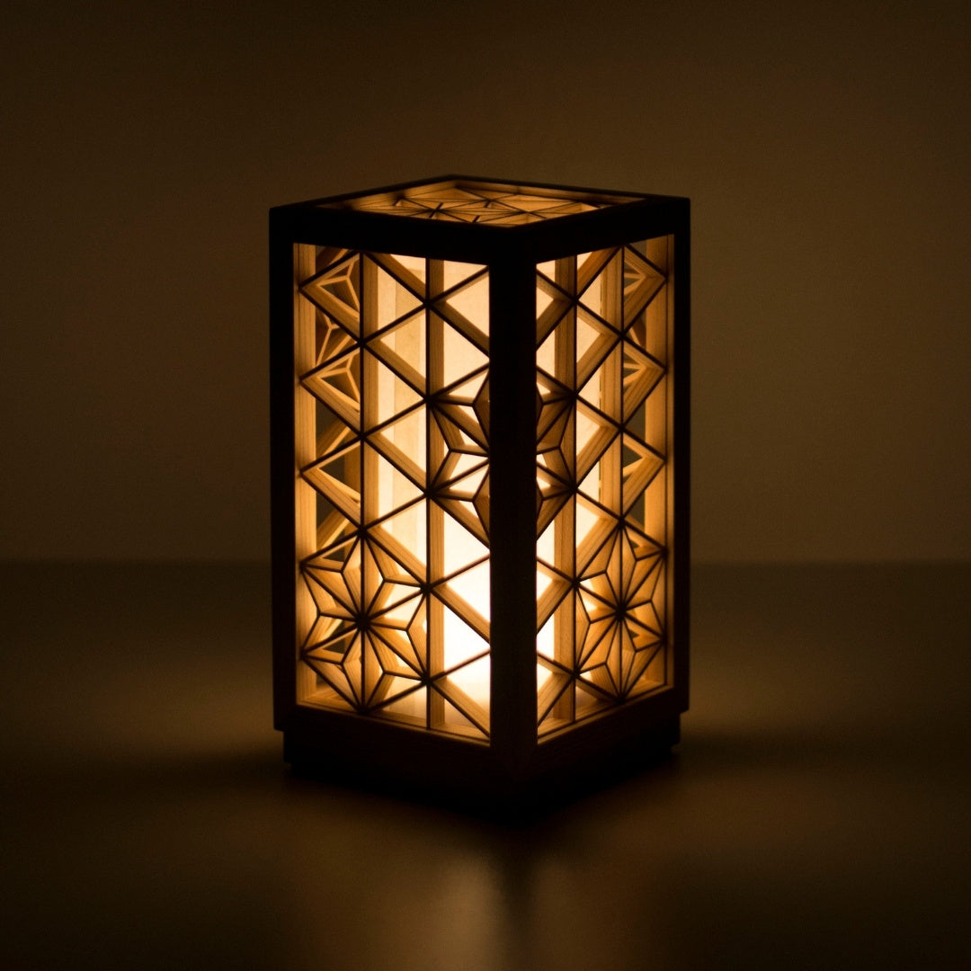 bordlampe, der bruger kumiko, en traditionel japansk teknik til at samle små træstykker for at skabe geometriske mønstre.