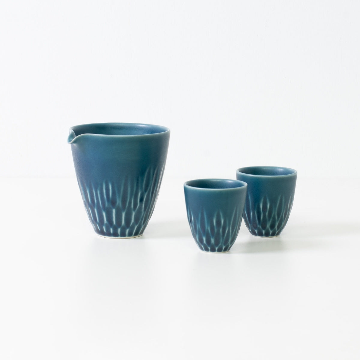 Mattes Sake-Set aus Lapis-Porzellan, blau – Traditionelles japanisches Wabi-Sabi-Sake-Set mit Karaffe und Bechern