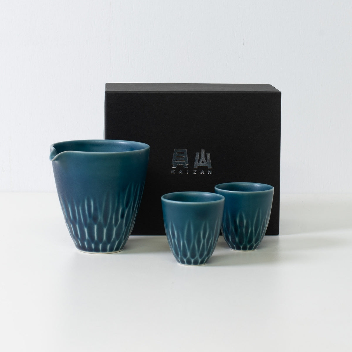 Mattes Sake-Set aus Lapis-Porzellan, blau – Japanisches Sake-Set mit schwarzer Box, ideal als japanisches Geschenk