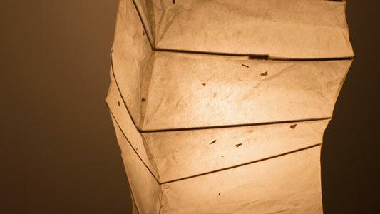 alt
Handgefertigte japanische Papier Stehleuchte „SLENDER“ strahlt warmes Licht aus