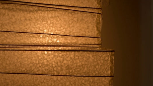 Nahaufnahme der japanischen Washi-Papier-Stehlampe Harusame Washi 01 im schwach beleuchteten Raum
