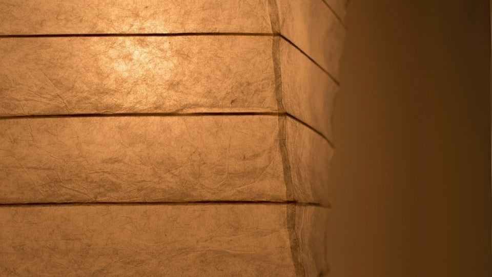 "Lueur chaleureuse de la lampe sur pied japonaise en papier Washi « Momi Washi 01 - lampe sur pied en papier washi pour le salon »"