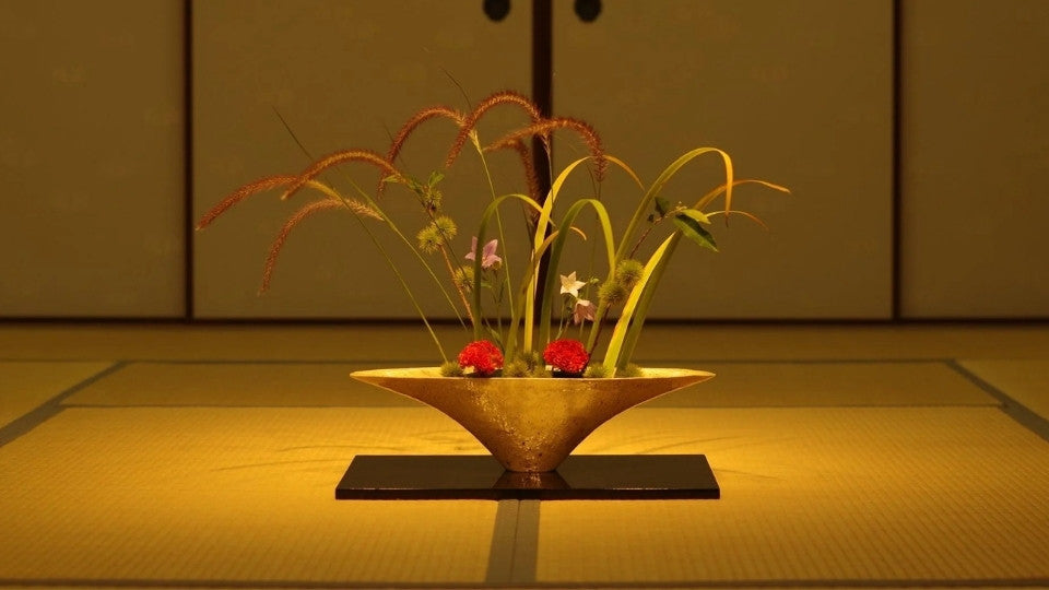 Elegante Japanse ikebana-vaas van goud voor bloemschikken met kenzan bloemenhouder display