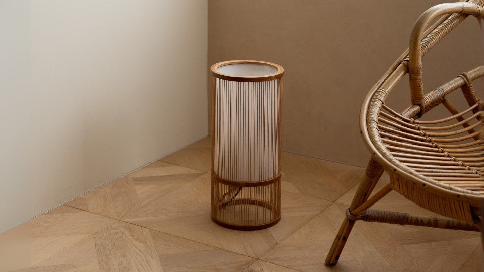 "Japanische Bambus-Stehleuchte „Tutu“ klein mit Japandi-Stuhl – Stilvolle hohe Stehlampe für ein Wohnzimmer im Wabi-Sabi-Stil"
