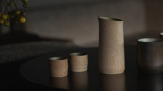 Handgefertigtes japanisches Bambus-Sake-Set in einem Zen-Raum