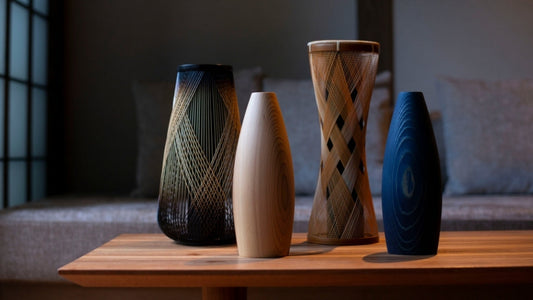Handgefertigte japanische Ikebana-Vasen aus Bambus & Zeder im Zen-Raum