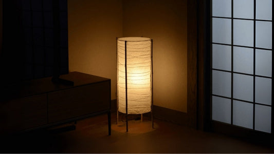 "Japanische Papier Stehleuchte „NIPPON“ strahlt warmes Licht und eine Wabi-Sabi-Atmosphäre in ein Japandi-Wohnzimmer aus"